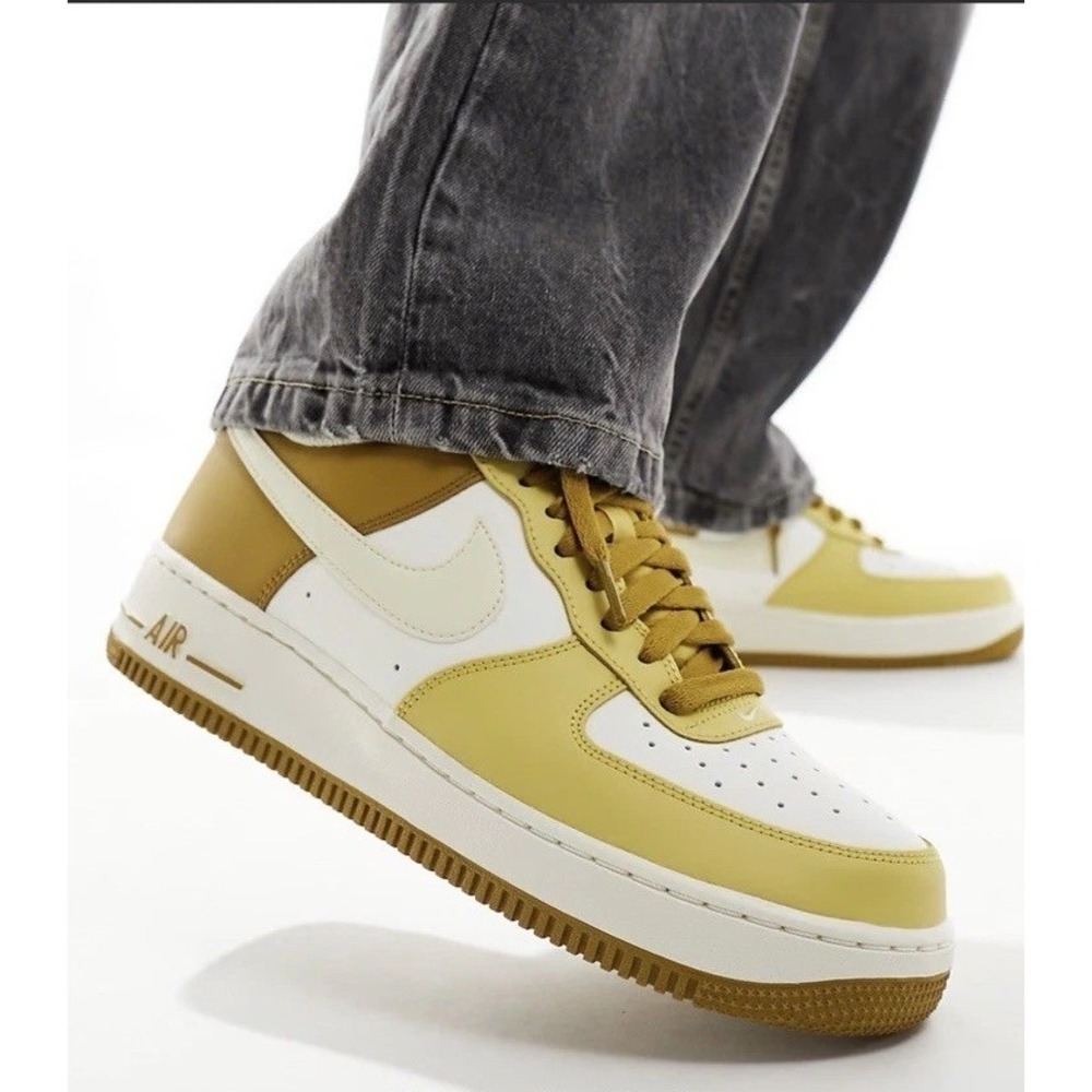 Nike Air Force 1 '07 Mens 10.5 Yellow White Athletic Lifestyle Shoes Sneakers